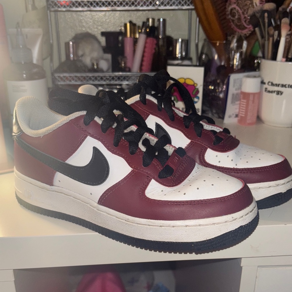 NIKE GENTLY WORN BOYS 3.5 SNEAKERS!!!